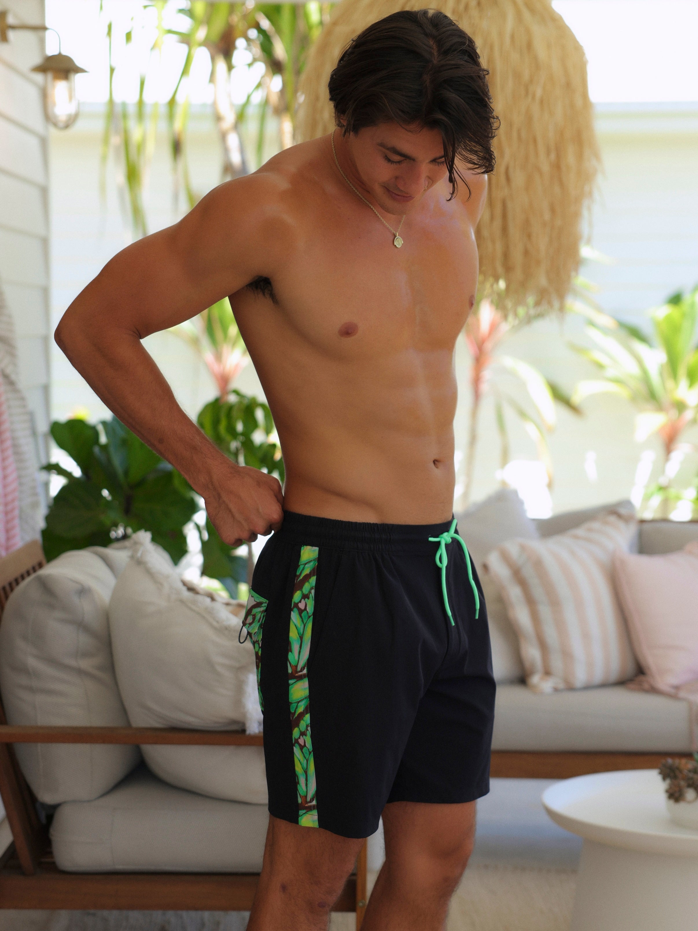 KISS & TELL MEN'S SHORT